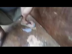 Eu forçando vomito no chao de um container abandonado na minha cidade.